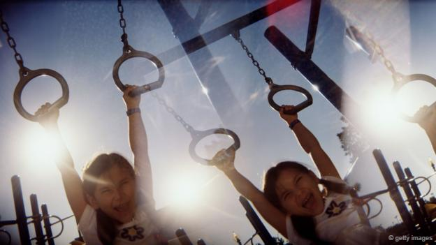 Niños juegan en el parque