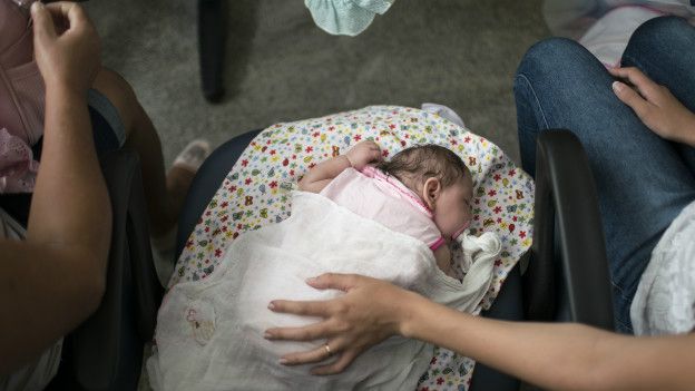 Un bebé en un centro hospitalario.