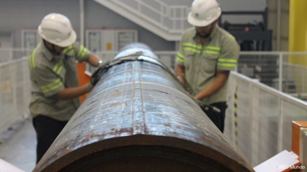 Técnicos trabajan en un tubo para transportar petróleo, en el centro de la empresa Tenaris del parque tecnológico de la Universidad federal de Río de Janeiro.