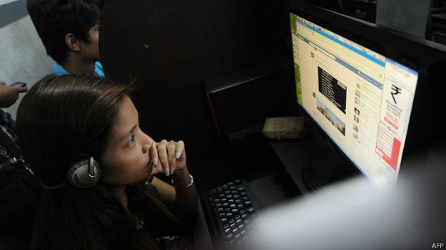 Mujer navegando en internet
