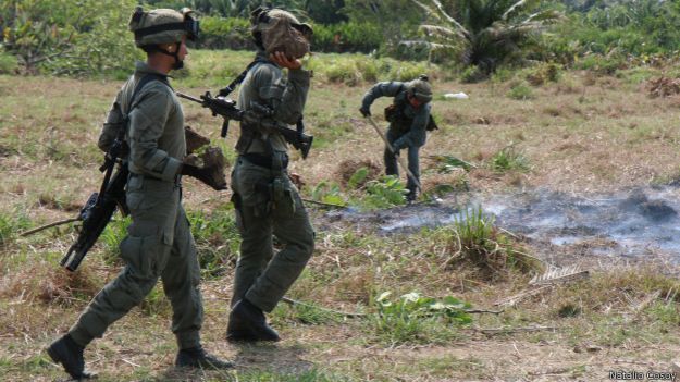 Miembros de las fuerzas especiales tras destruir una pista de aterrizaje clandestina.