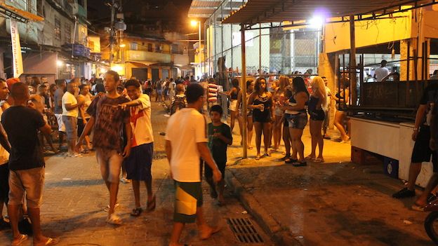 Baile funk en la favela de Chatuba, Río de Janeiro
