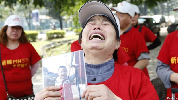 Famialiares de los pasajeros del vuelo MH370