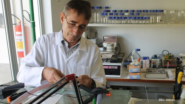 El químico Wim Degrave trabaja en el laboratorio de su microempresa Biotecam dentro del parque tecnológico de la Universidad Federal de Río de Janeiro.