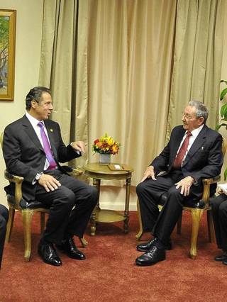 Raúl Castro re reúne con el gobernador del Estado de Nueva York, Andrew Cuomo, en la ONU.
