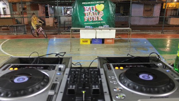 Pista del baile funk en la favela de Chatuba.
