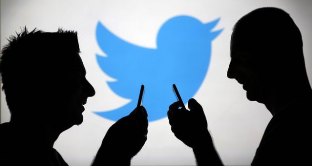 siluetas de personas con logo de twitter