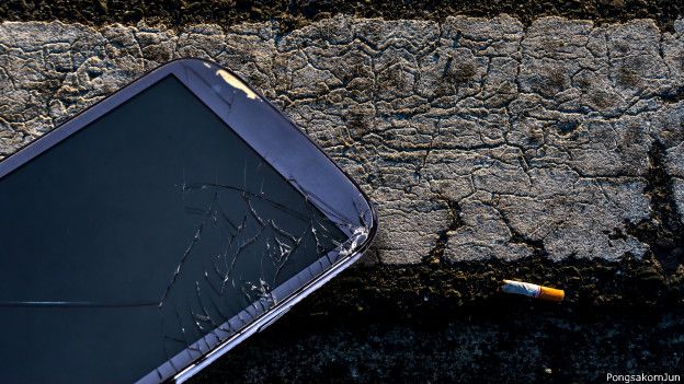 Celular con la pantalla rota