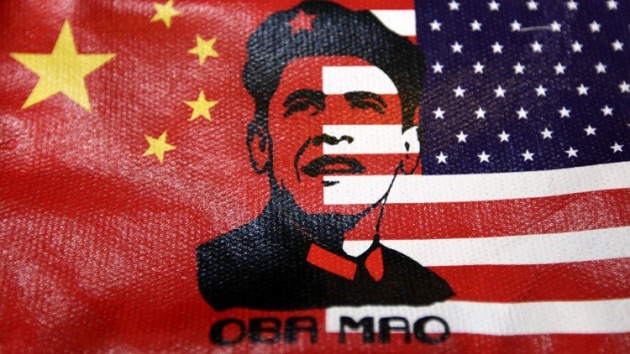 Cartera con una imagen de Barack Obama ataviado con una gorra china. Pekín. 