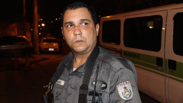 Policía con corte en la nariz durante un baile funk en la favela de Chatuba, Río de Janeiro.