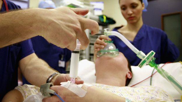 Médicos realizan un trasplante de órganos