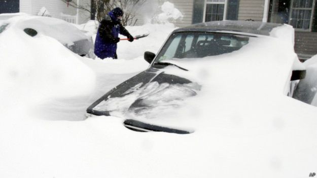 Coche enterrado por la nieve 