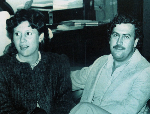 El capo colombiano Pablo Escobar y su esposa Victoria Henao aparecen en esta fotografía de archivo cuando Escobar era un miembro del Congreso de Colombia en 1983.