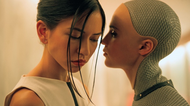 La película Ex Machina explora la relación entre el ser humano y la Inteligencia Artificial.