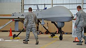 Dos soldados frente a un avión