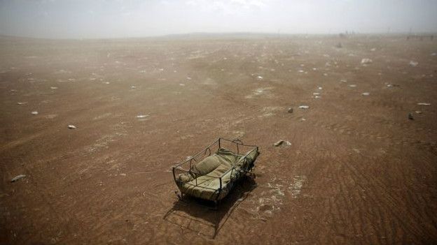 Imagen de una cuna abandonada en la frontera entre Turquía y Siria