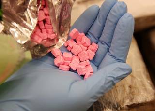 Un agente del Servicio de Aduana y Protección Fronteriza de Estados Unidos muestra pastillas de Molly, consideradas evidencia.