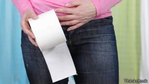 Mujer con papel higiénico