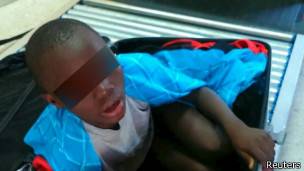 El padre del niño pagó a una mujer para que lo metiera en España.