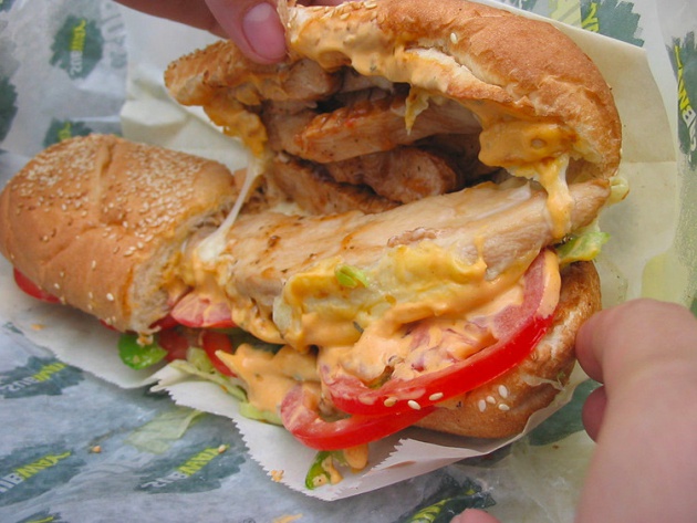Un sándwich de pollo de Subway.