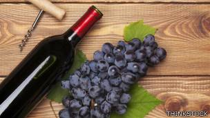 Botella de vino tinto y uvas