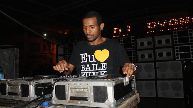 Baile funk en la favela de Chatuba, Río de Janeiro