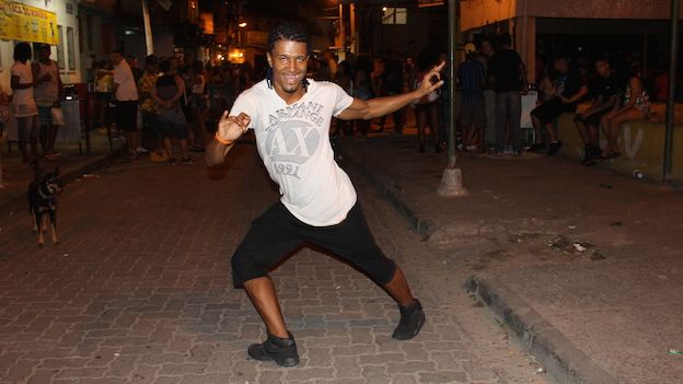 El bailarín de funk Sanderson Dançarino Brabo durante una fiesta en la favela de Chatuba, Río de Janeiro.