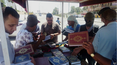 Entrega de coranes en Mosul