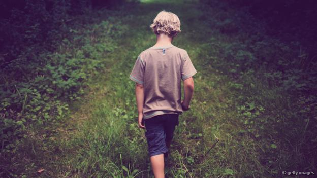 Un niño que camina solo