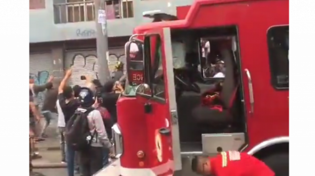  Video: Hombre salva a 25 perritos en un incendio en Lima, Perú 