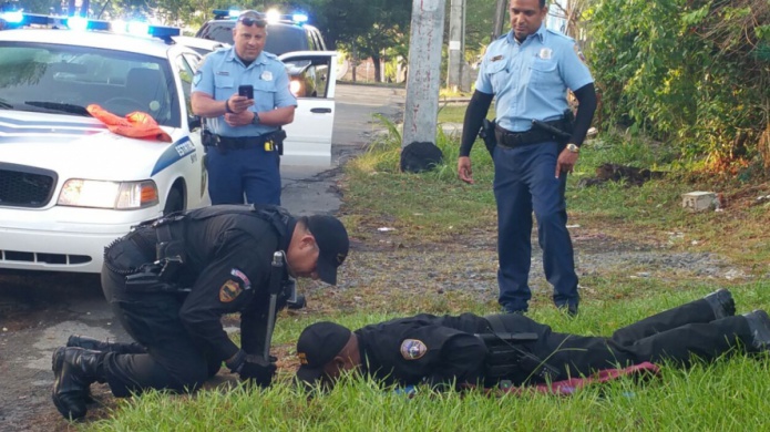 Agentes de la PolicÃ­a rescatan perro de una alcantarilla