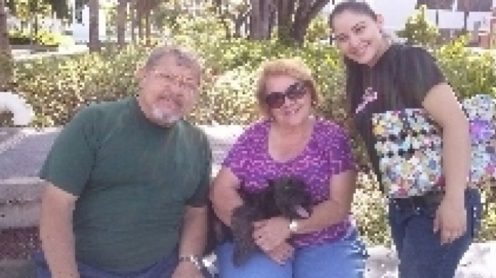 Agente de la PolicÃ­a reÃºne a perrito perdido con sus amos