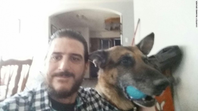 Un hombre se reÃºne con el perro que le robaron mientras buscaba nueva mascota