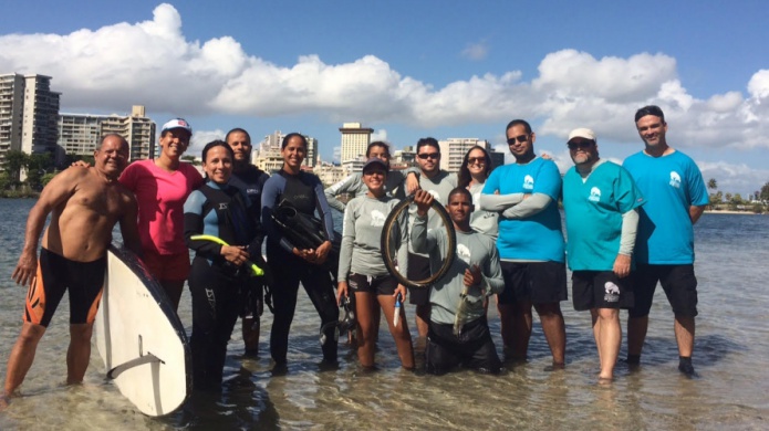 Rescatan manatÃ­ atrapado con goma de bicicleta en la laguna del Condado