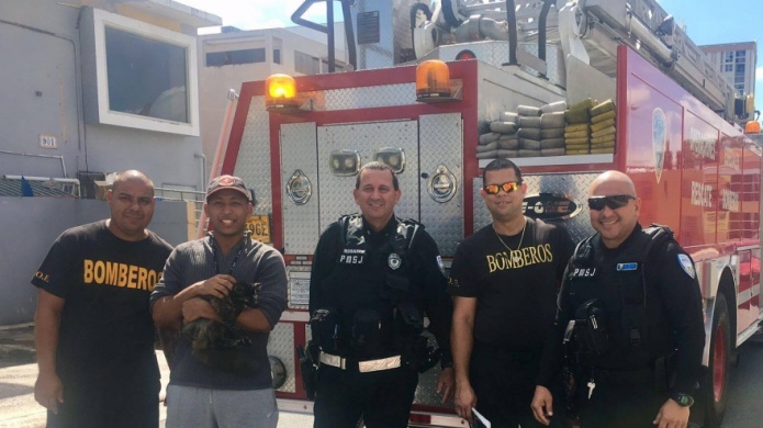Video: PolicÃ­a municipal de San Juan y bomberos rescatan un "Lindo gatito" en Rio Piedras 