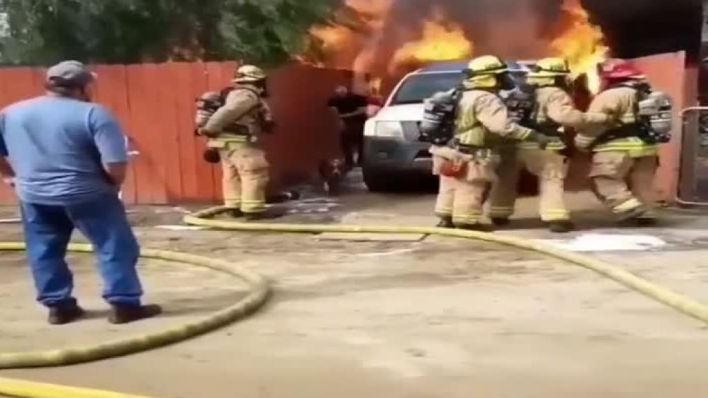  Los bomberos apagaban un incendio en su residencia el entró en medio de las llamas para salvar su perro 