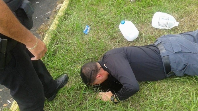 PolicÃ­as y ciudadanos en Corozal rescatan un perrito que cayÃ³ en profundo Hoyo 