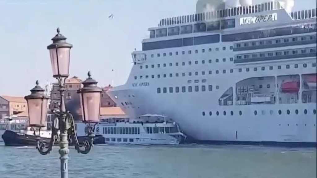  Nuevo video capta de otro &aacute;ngulo del momento en que crucero en Venecia impacta barco de turistas 