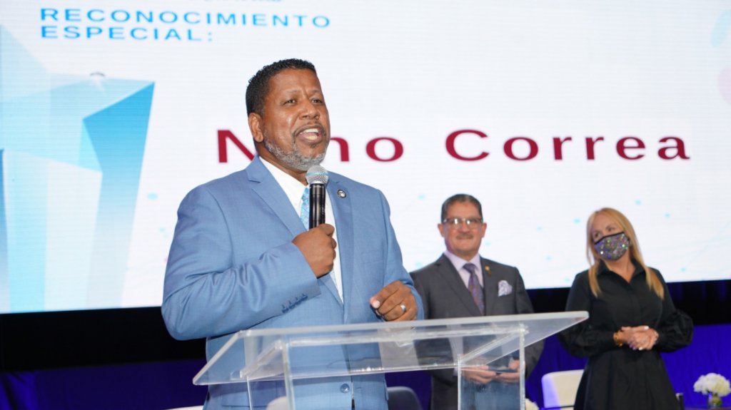  Asociaci&oacute;n de Industriales entrega reconocimiento a Nino Correa 