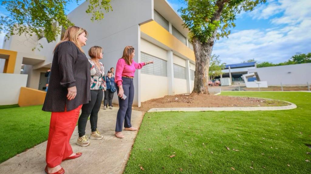  Comisionada residente junto a alcaldesa de Canóvanas inspeccionan proyectos en progreso con fondos federales 