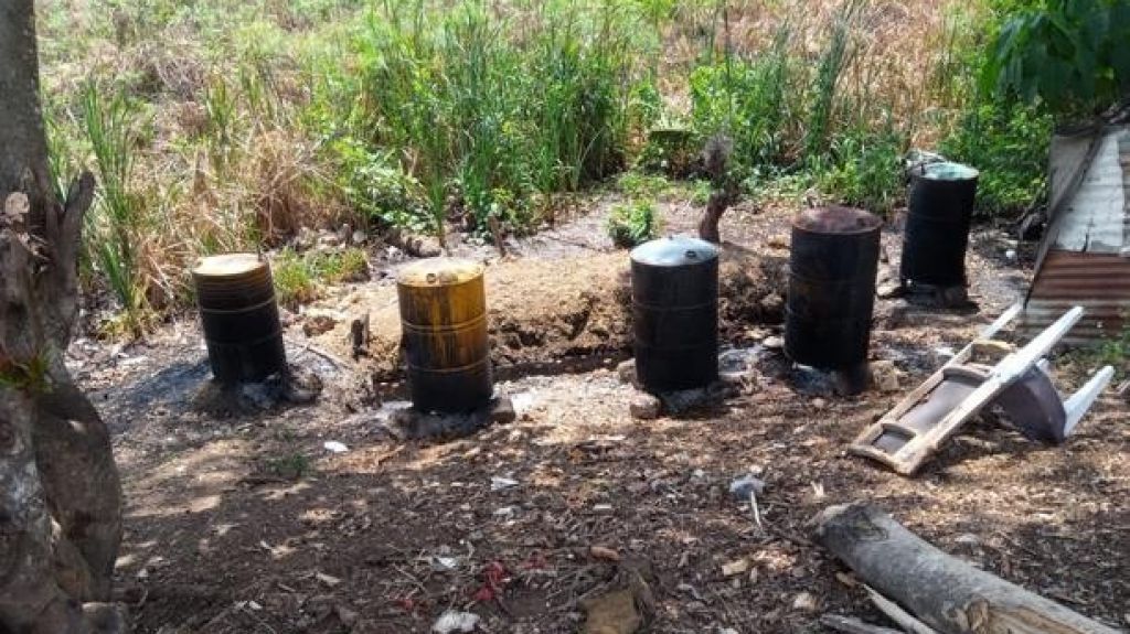  Ocupan 19 tanques y material para elaborar clerén en un patio en Santo Domingo Este 