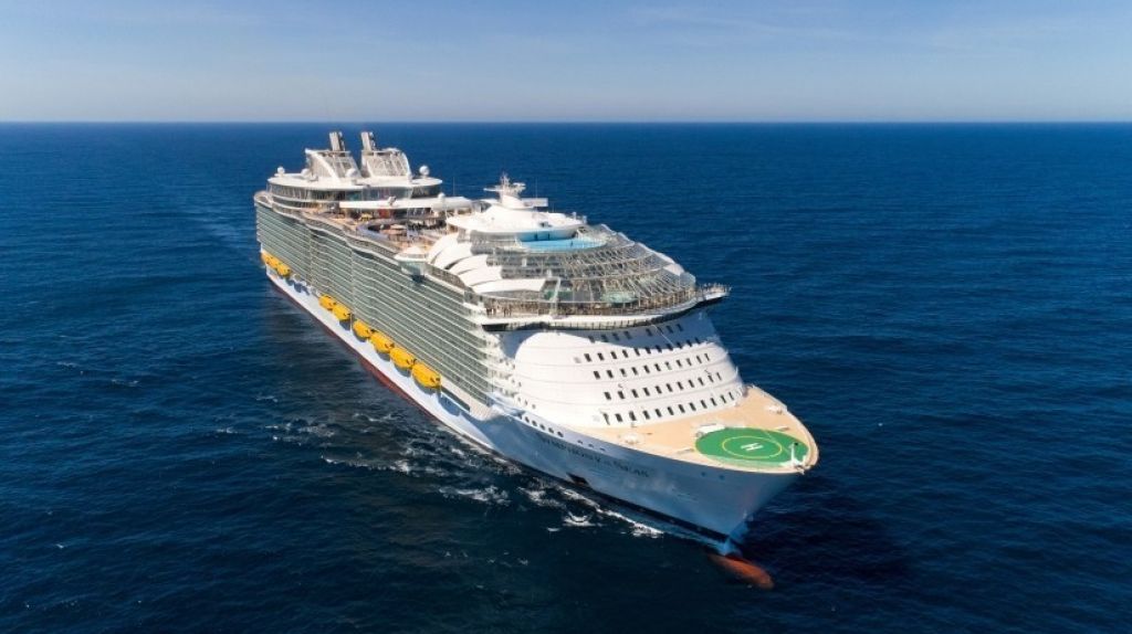  VIDEO: Hombre salta desde un crucero para hacer re&iacute;r a sus amigos y le proh&iacute;ben viajar de por vida 