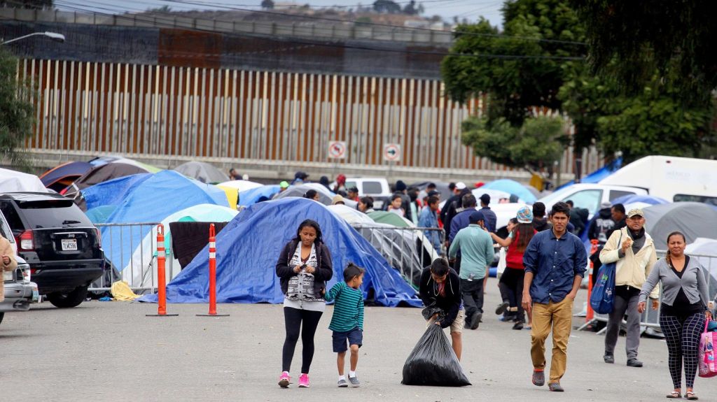  Gobernador electo de Illinois critica a Trump por su gesti&oacute;n con la caravana 