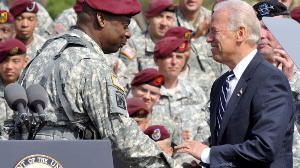  Biden planea nominar a un general afroamericano como jefe del Pent&aacute;gono 