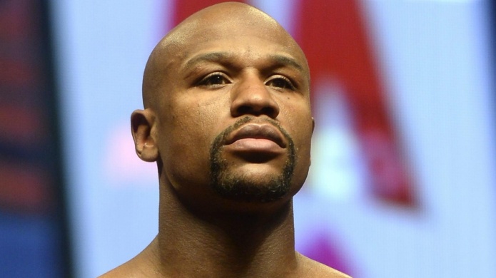 Mayweather se burla de McGregor con la bandera de Irlanda e imitÃ¡ndolo