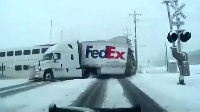 Video: Tren parte en dos un camiÃ³n de FedEx en espectacular accidente