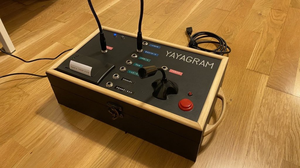  Fotos: A una anciana de 96 años le resulta difícil hablar por teléfono y su nieto crea un dispositivo retro para que pueda comunicarse vía Telegram 