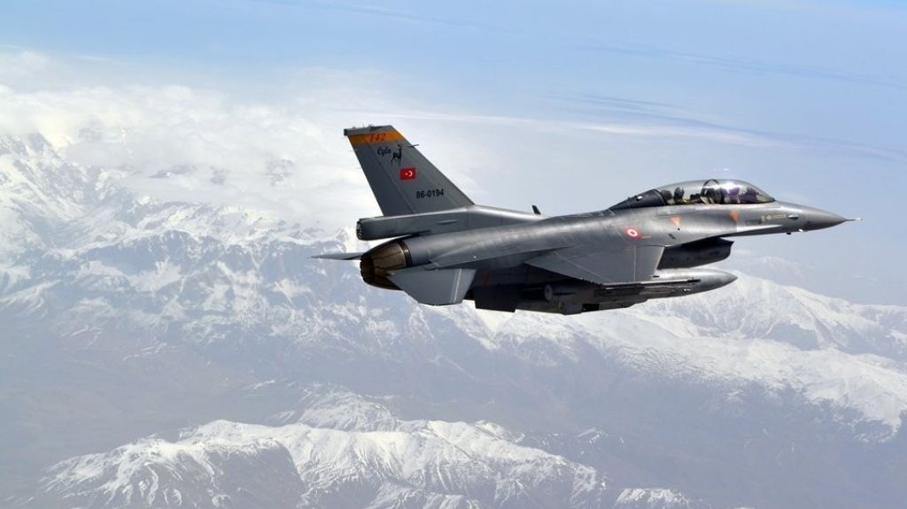  Reportan un ataque de la aviaci&oacute;n turca contra una base militar kurda en la frontera siria 