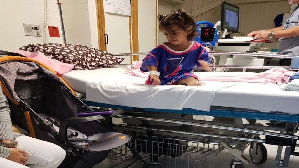  Ni&ntilde;a cubana con piernas amputadas recibe ayuda en Miami para poder caminar 