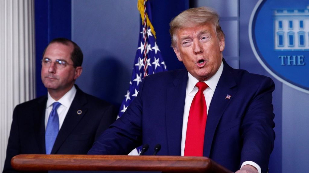  Trump desmiente como "noticias falsas" los reportes de que quiere despedir al secretario de Salud 